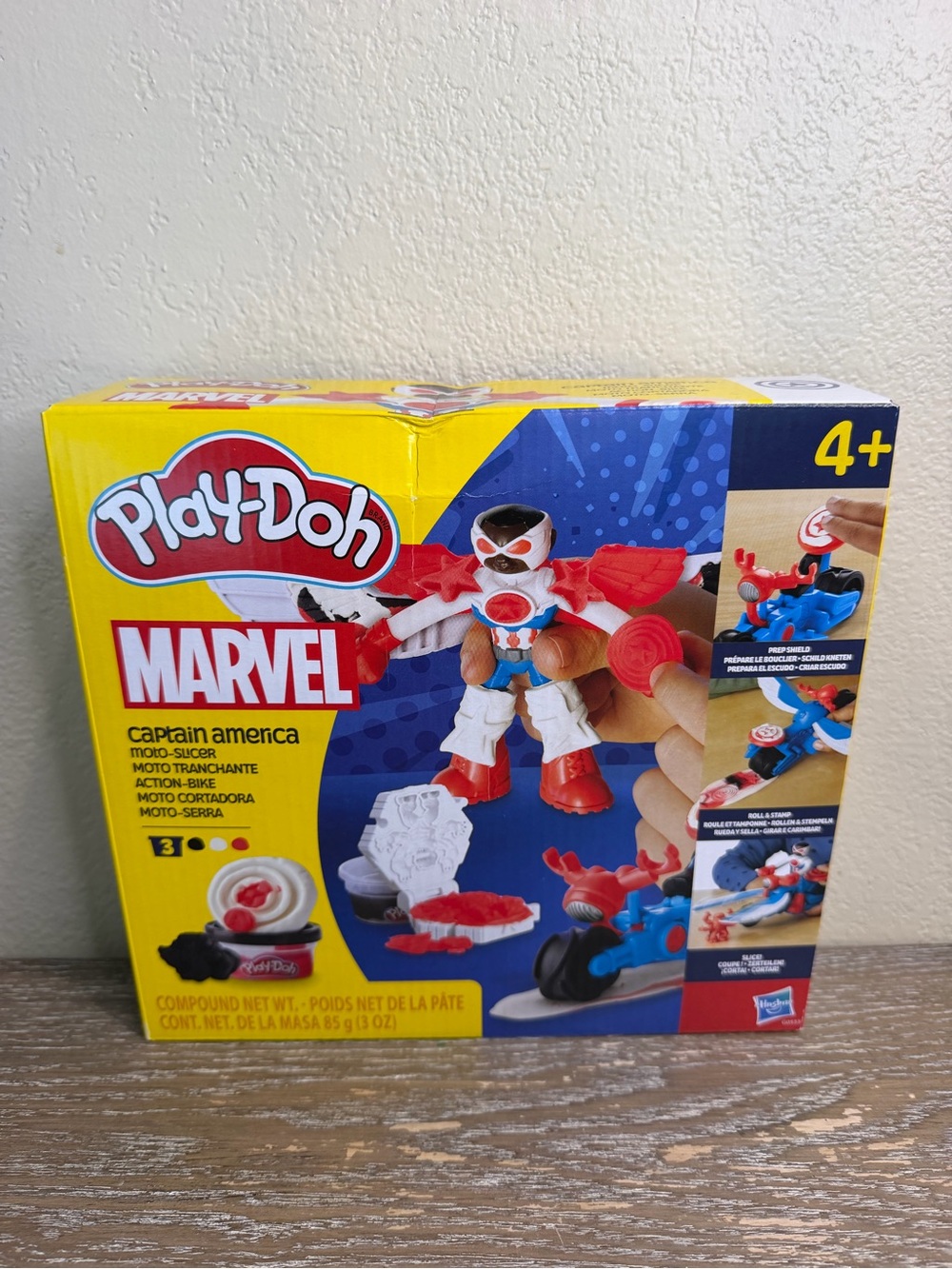 Marvel Play-Doh Captain America Action Set with Red and Blue